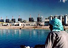 As usinas de dessalinizao em Abu Dhabi tambm produzem eletricidade. (Foto: www.power-technology.com)